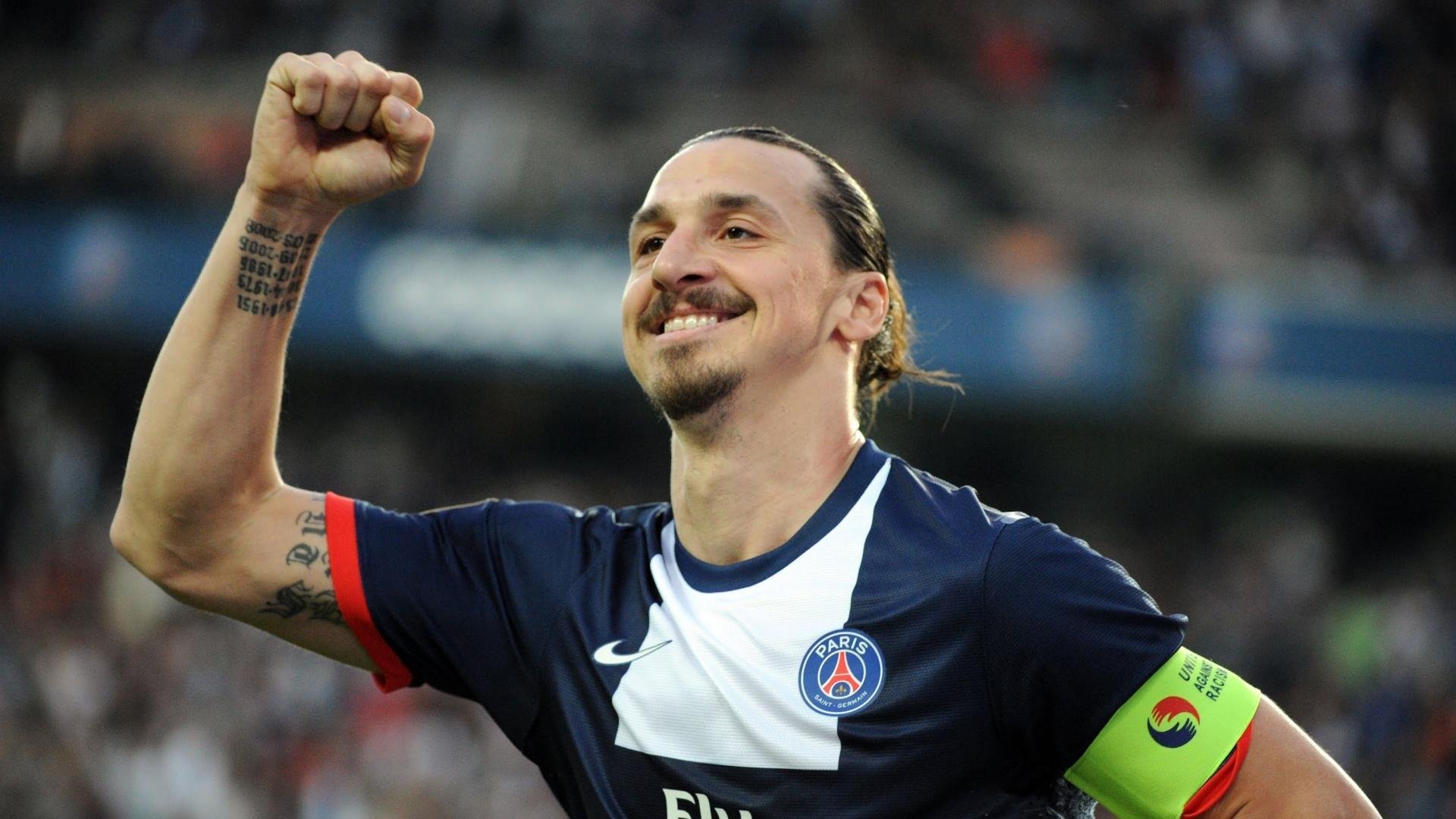 国际帆船赛激战正酣，顶尖选手逐浪争锋